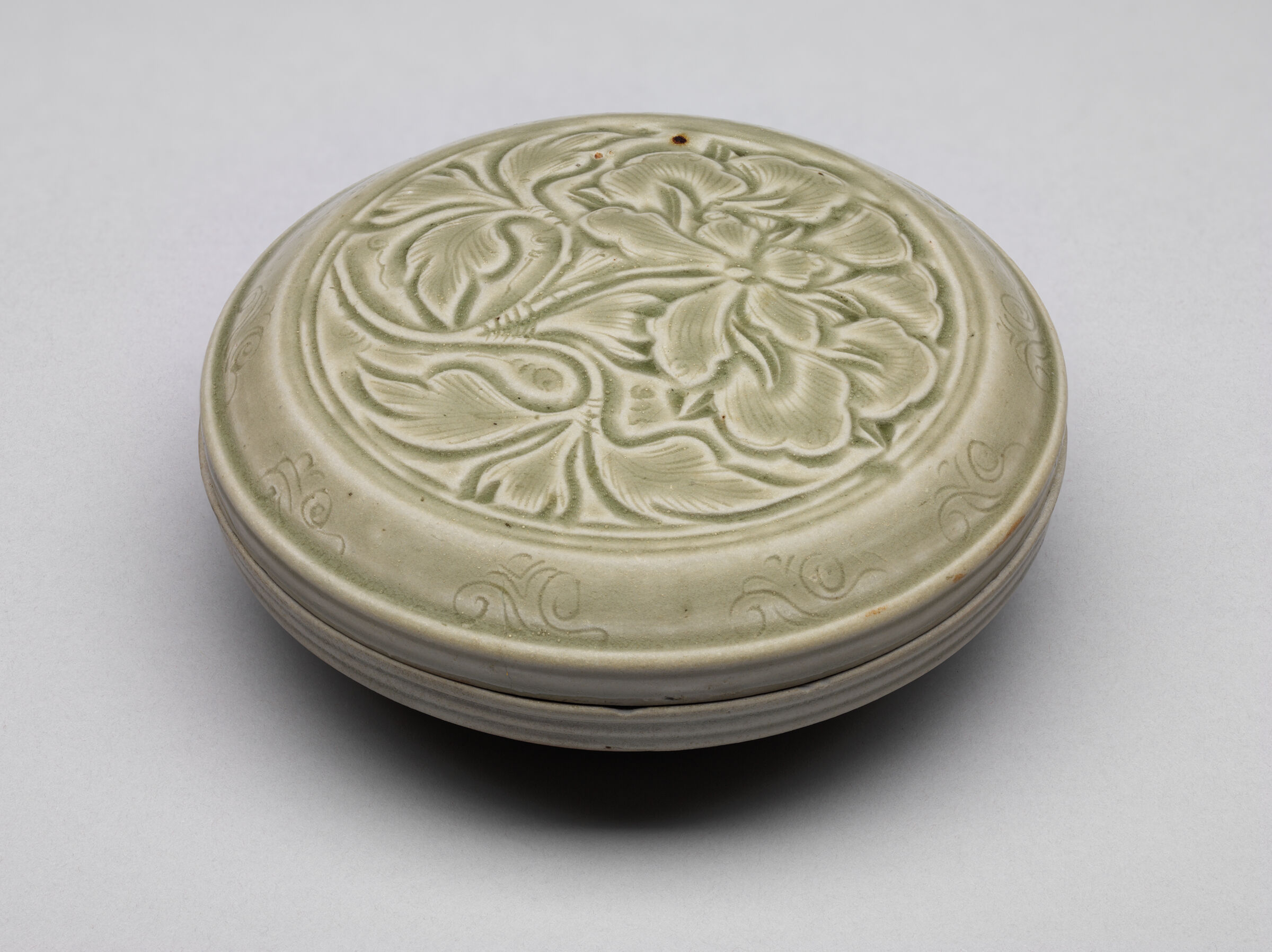 Circular Covered Box With Peony Décor