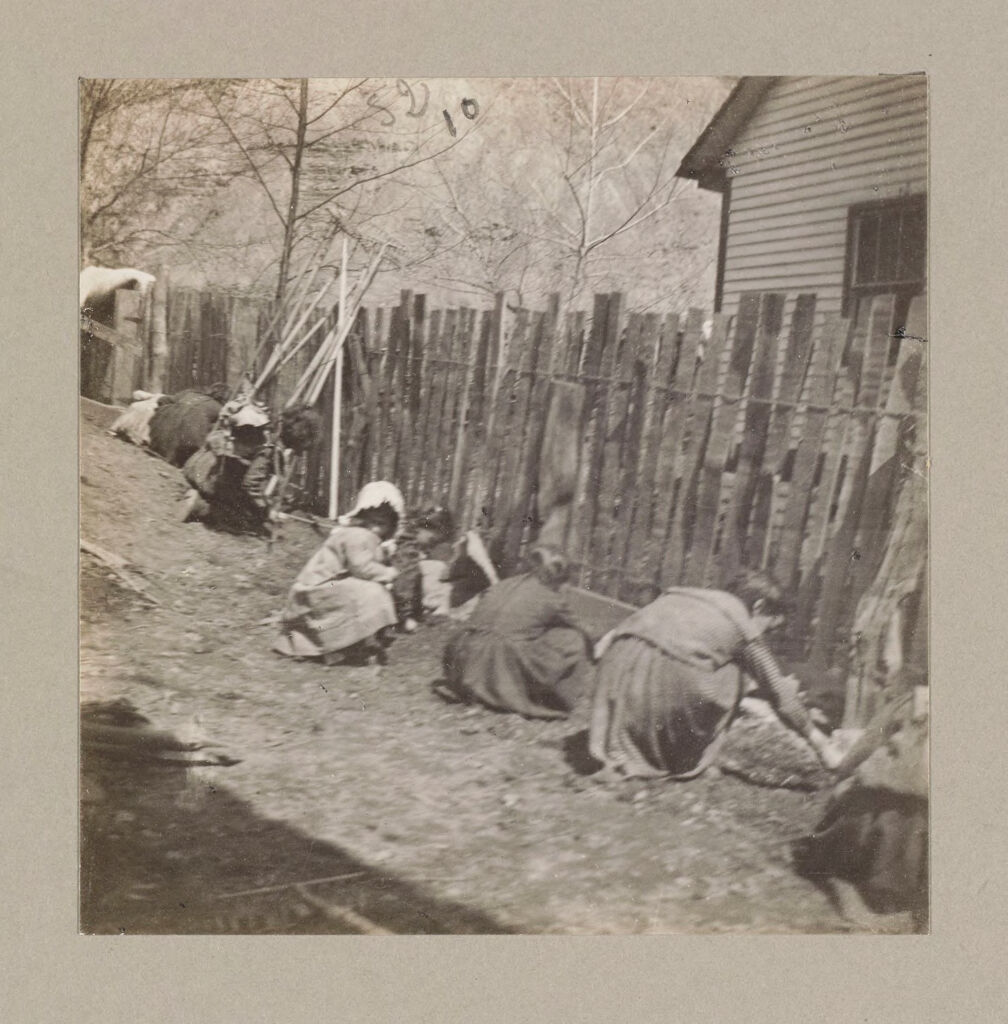 Social Settlements: United States. Kentucky. Hindman. Log Cabin Social Settlement: The Log Cabin Social Settlement: Hindman, Ky.: Gardening.