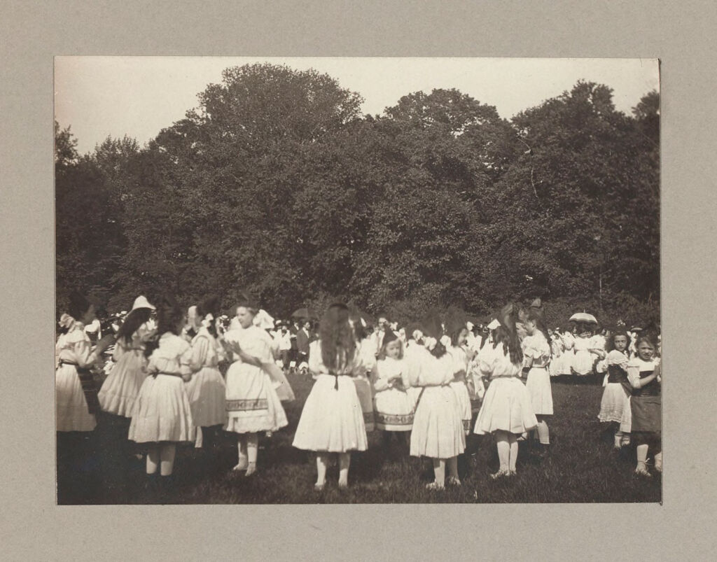 Social Settlements: United States. New York. New York City. Association Of Neighborhood Workers: Arts And Festival Committee: Association Of Neighborhood Workers Of New York Arts And Festival Committee: Children's Dances In Bronx Park, 1910, Under The Direction Of The Arts And Festival Committee Of The Neighborhood Workers Association Of New York.  20 Settlement Houses Were Represented By 800 Children.  All The Dances Were National Folk Dances.  In Many Instances The Dances Were Learned By The Children From Their Immigrant Mothers.
