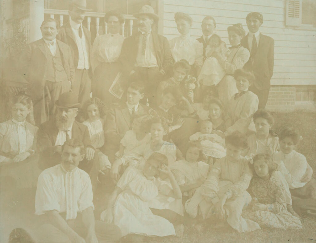 Races, Jews: United States. New Jersey. Woodbine. Baron De Hirsch Agricultural And Industrial School: Woodbine Settlement And School, Woodbine, N.j. Baron De Hirsch Fund.: 113. A Group Of Woodbine People And Their City Friends.
