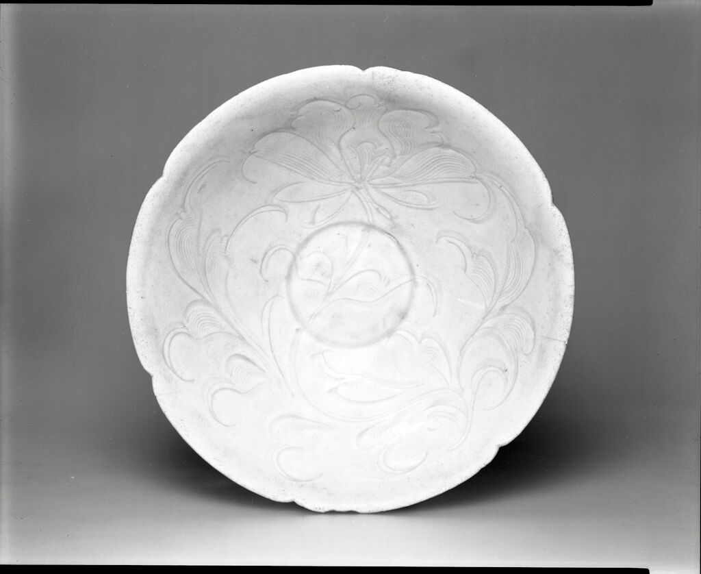 Circular Bowl With Notched Rim And Scrolling-Peony Decor